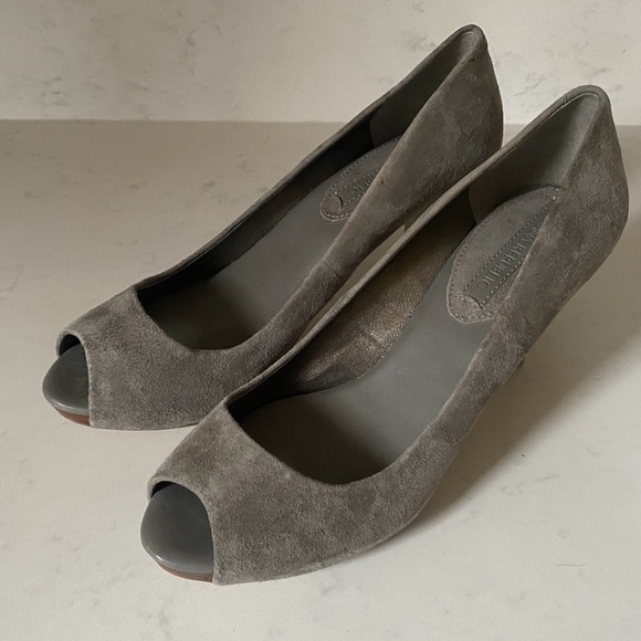 Banana Republic Gray Grey Suede Leather Peep Toe Pumps Wood Tone High Heels 8 - Picture 4 of 11